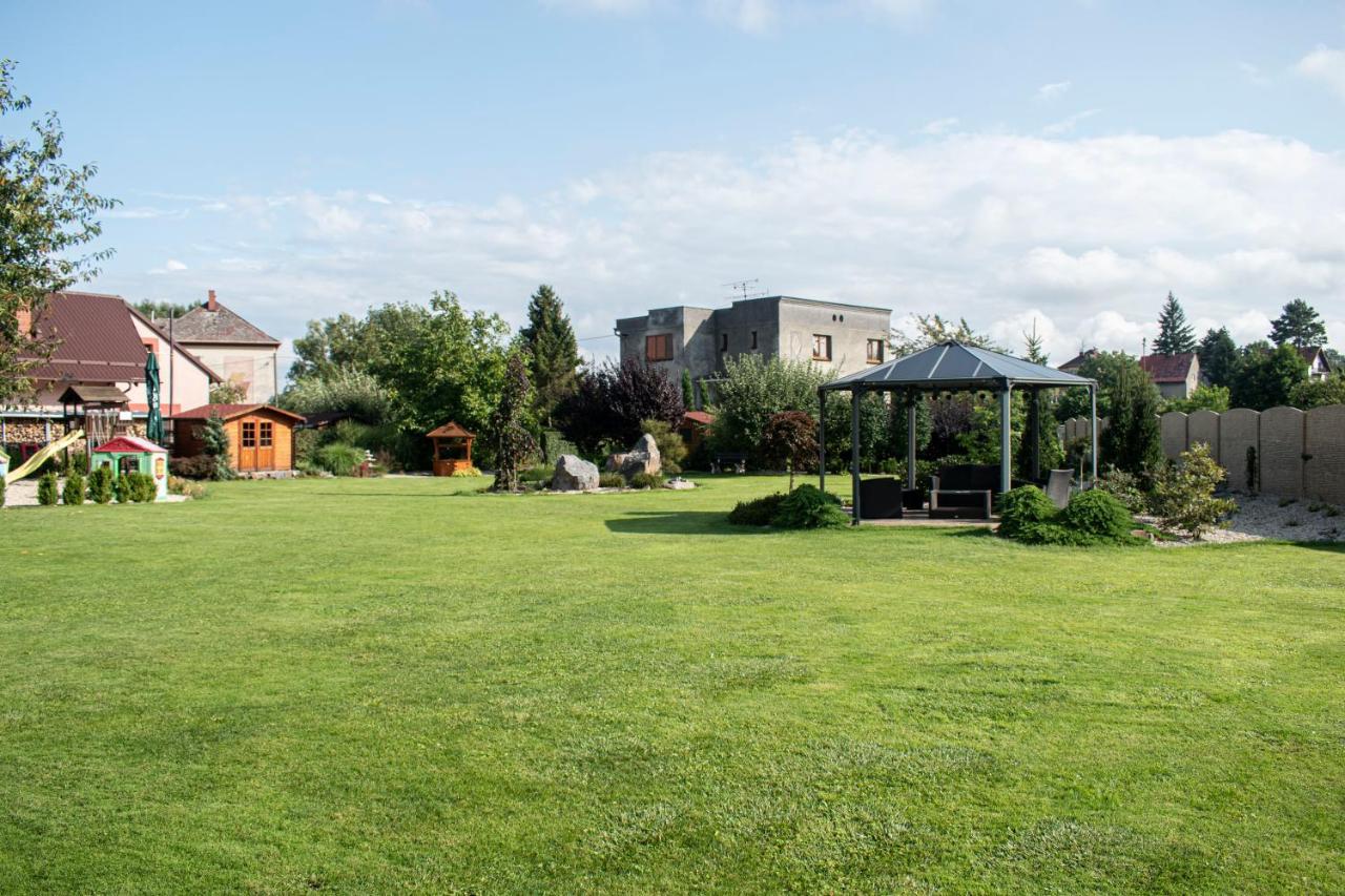 Hostinec A Penzion U Sv. Mikulase Hať Exterior foto