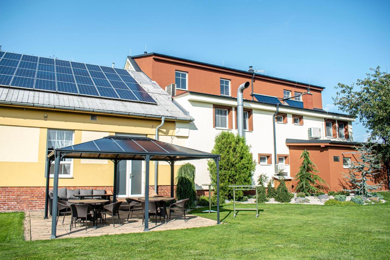 Hostinec A Penzion U Sv. Mikulase Hať Exterior foto