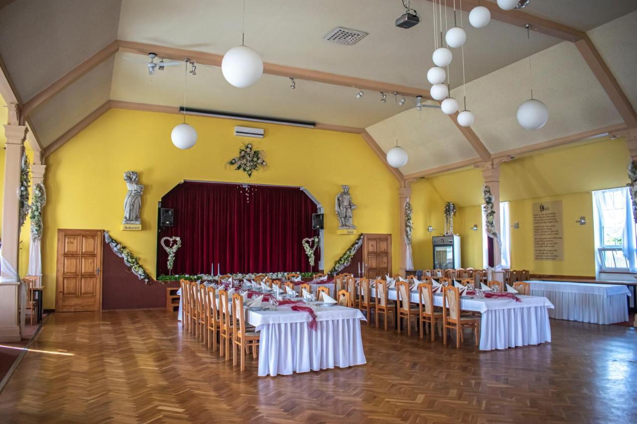Hostinec A Penzion U Sv. Mikulase Hať Exterior foto