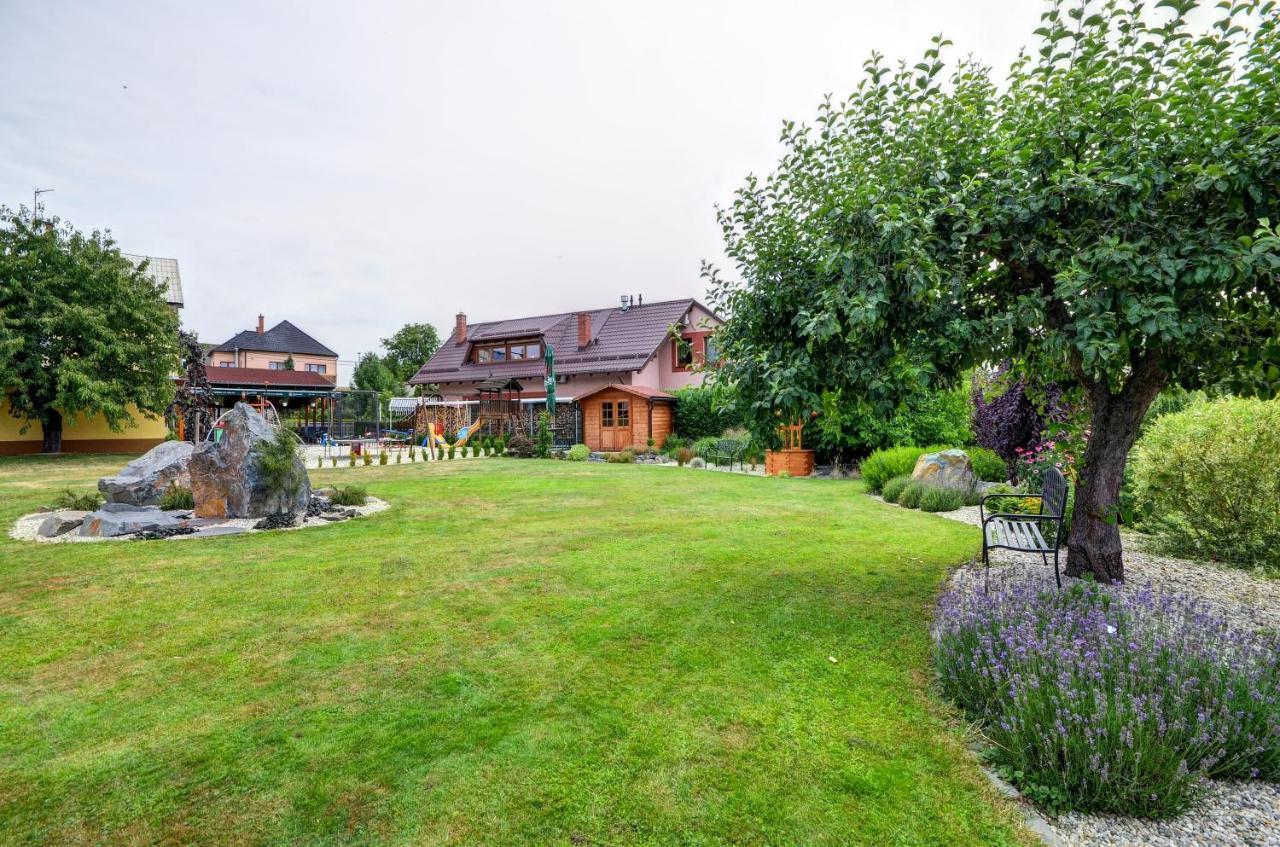 Hostinec A Penzion U Sv. Mikulase Hať Exterior foto