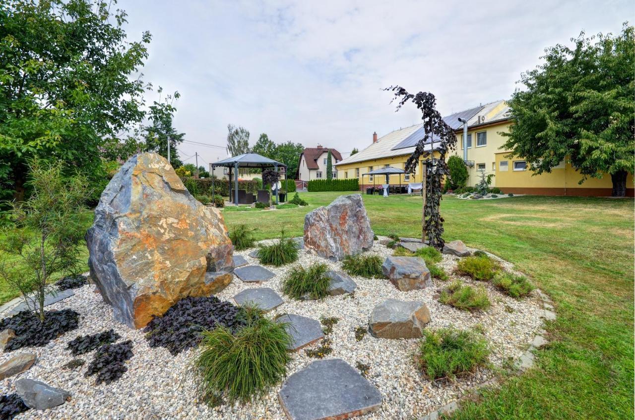 Hostinec A Penzion U Sv. Mikulase Hať Exterior foto